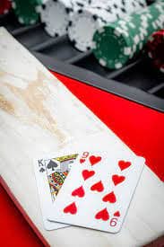 Studio dealer profesional poker pelangiqq dengan setup multi-camera HD